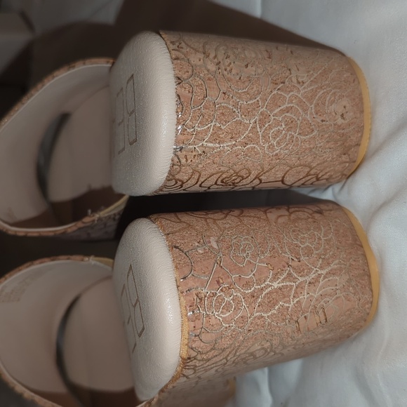 NWOT platform sandals - Picture 4 of 8